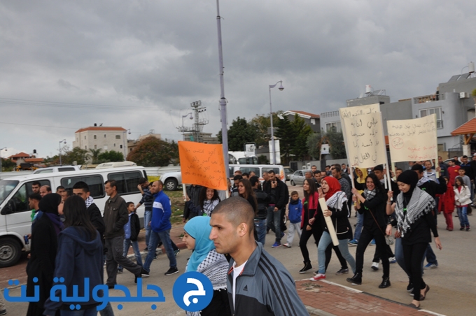 المئات من اهالي جلجولية يتظاهرون الأعمال الاجرامية التي نفذها المستوطنون في جلجولية